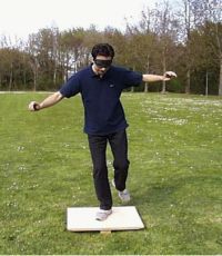Gleichtgewichtsschulung im Golfsport Schüler auf einem Wackelbrett