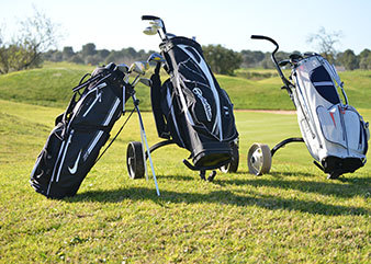 Golfbags auf dem Golfplatz