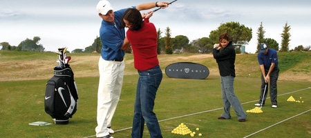 Platzreifeprüfung für Einsteiger und Anfänger Golfpro zeigt den Schwung