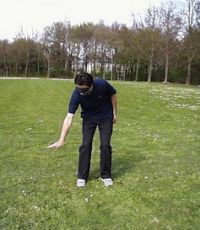 Übungen zur Körperwahrnehmung im Raum beim Golf Schüler hält den Ball flach