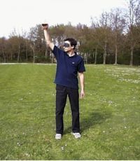 Verbesserung der Körperwahrnehmung im Golfsport Schüler hält die Hand hoch