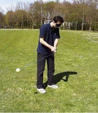 Übungen zur Körperwahrnehmung verbessern die Koordination im Golfsport Schüler schleudert Kugel