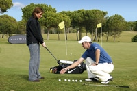 Golflehrer der German Golf Academy Mallorca erklärt das Chippen Marc erklärt Madel das Chippen