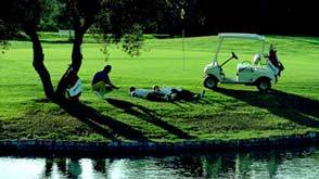 Golfplatz sch&uuml;ler liegen auf dem Boden