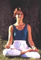 Frau im Lotus Sitz