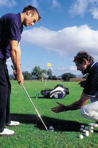 Golfsch&uuml;ler auf der Driving Range mit dem Pro