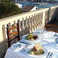 Gedeck und Meer im Hintergrund