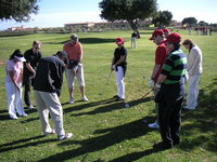 Gruppe mit Golflehrer
