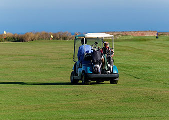 Golfbuggy auf dem Golfplatz