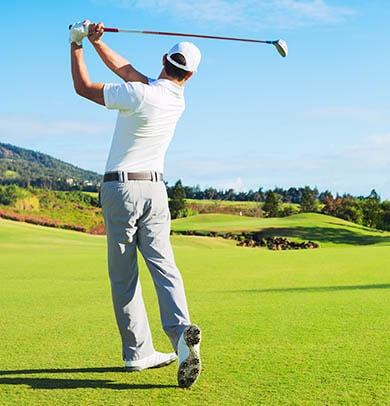 Golfschüler beim Abschlag auf dem Golfplatz