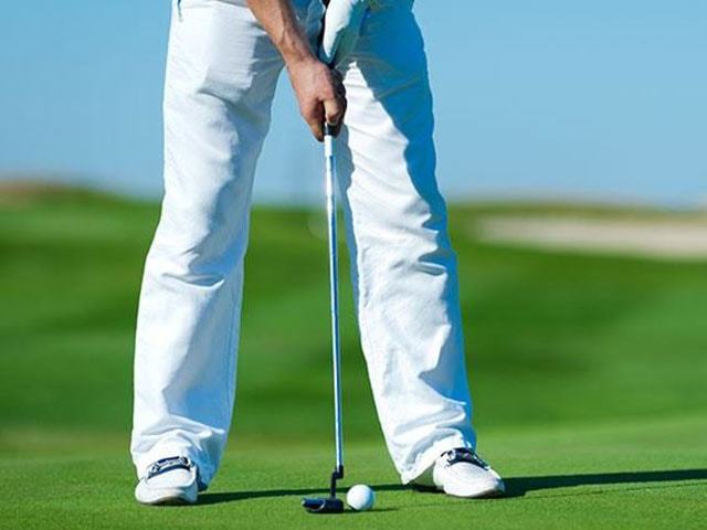 Golfspieler beim Putten