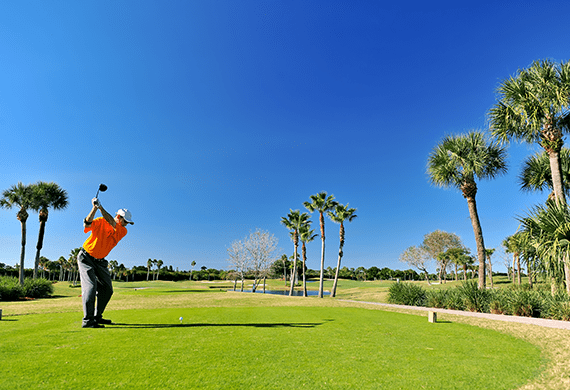 Golfer beim Abschlag