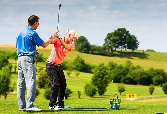 Golfschüler beim Putten